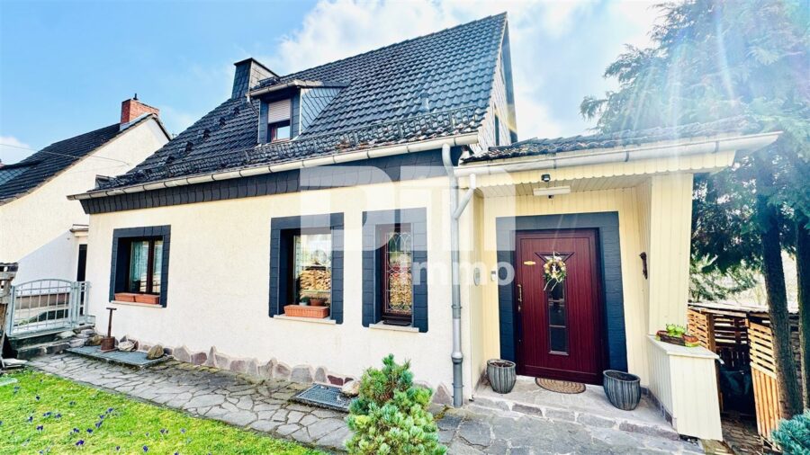 Gepflegtes Raumwunder in idyllischer Lage - Modernisiertes Einfamilienhaus Garagen / Garten - Frontansicht Titel